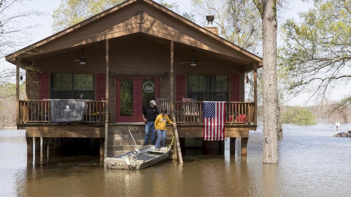Al menos tres personas murieron sólo en Louisiana. Las autoridades Mississippi seguían buscando a dos pescadores desaparecidos, pero no tenían noticias de muertes o lesiones.