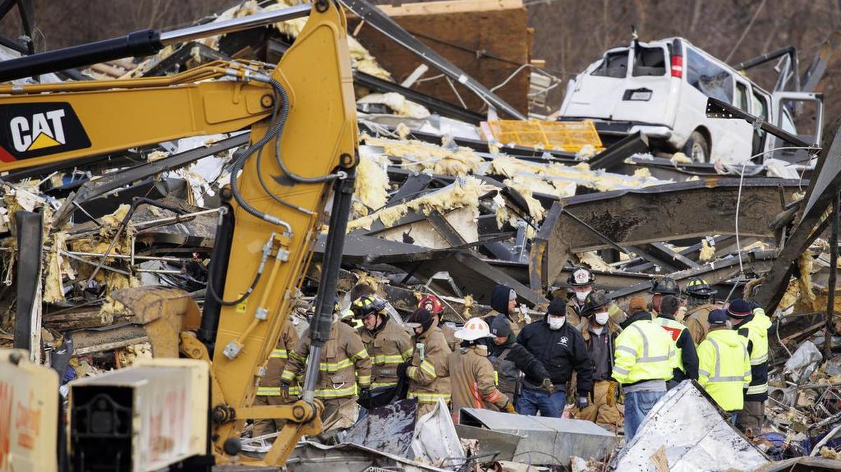 Equipos de emergencia, incluidos miembros de la oficina forense, registran el edificio derrumbado de Mayfield Consumer Products en Kentucky, el sábado 11 de diciembre del 2021.