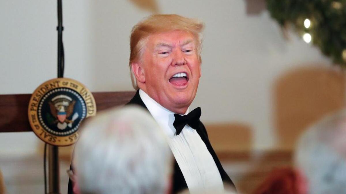 El presidente de los Estados Unidos, Donald Trump, saluda a los invitados durante el baile del Congreso en la Casa Blanca en Washington DC el 15 de diciembre de 2018.