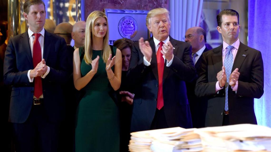 El presidente electo de Estados Unidos Donald Trump junto a sus hijos Eric, Ivanka y Donald Jr. llegan a una conferencia de prensa el 11 de enero de 2017 en Trump Tower en Nueva York.