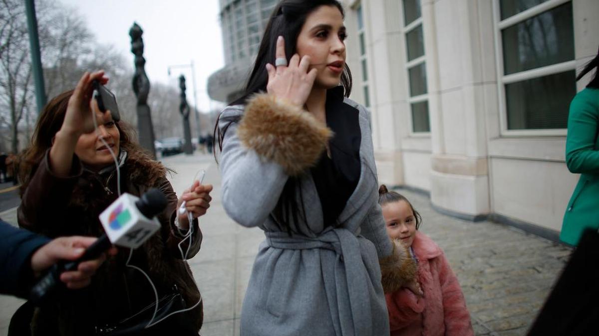 En esta foto de archivo tomada el 15 de febrero de 2018, la esposa de Joaquín “El Chapo” Guzmán, Emma Coronel Aispuro, sale del Palacio de Justicia Federal de los EEUU.