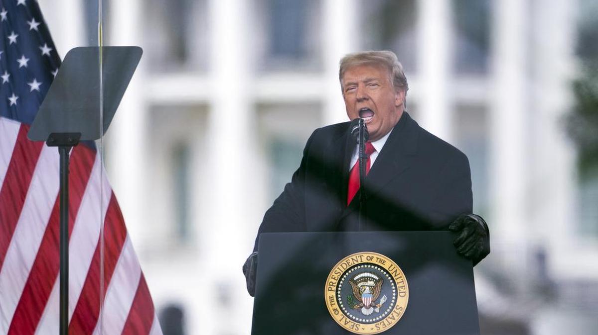 ARCHIVO - El presidente Donald Trump habla durante un mitin contra la certificación por parte del colegio electoral de Joe Biden como presidente electo, el 6 de enero de 2021, en Washington, D.C. (AP Foto/Evan Vucci, Archivo)