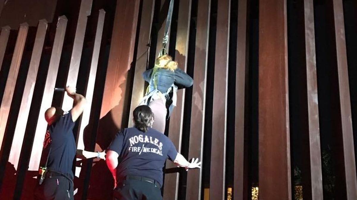 Una mujer de 37 años fue dejada colgando de un arnés cuando intentaba cruzar la frontera de México a Estados Unidos.