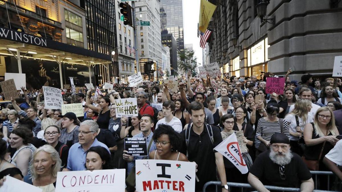Un grupo de personas protesta fuera de la Torre Trump en Nueva York (Estados Unidos) el lunes 14 de agosto de 2017. Trump llegará a Nueva York por primera vez desde que se convirtió en presidente.