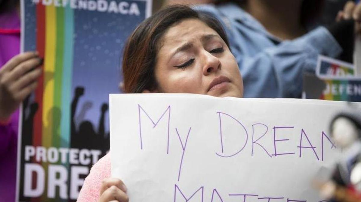 Evelin Hernández, de 27 años, llora mientras sostiene un cartel que dice “Mi sueños importan. No los destruyan”, durante una protesta frente a la cárcel del Condado Hennepin, en Minneapolis, después que el presidente Trump anunció el fin del DACA.