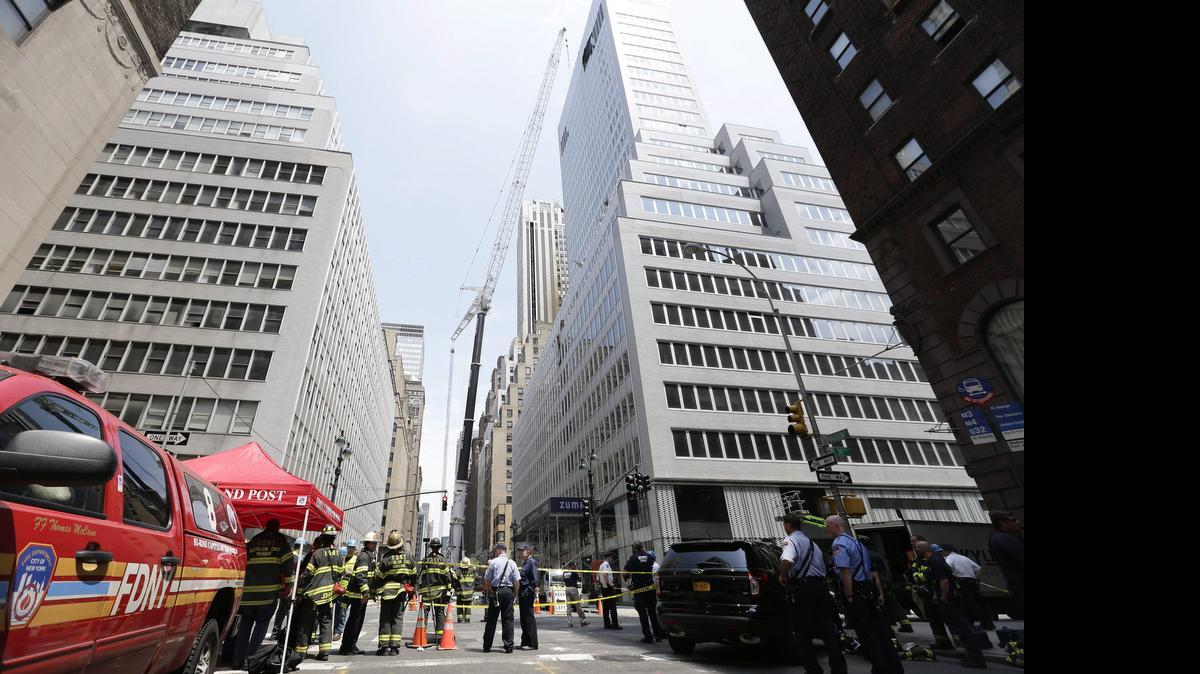 
Al menos diez personas resultaron heridas hoy en Nueva York en un aparatoso accidente al caer desde una gran altura una pesada carga que estaba levantando una grúa móvil, informaron fuentes oficiales.

