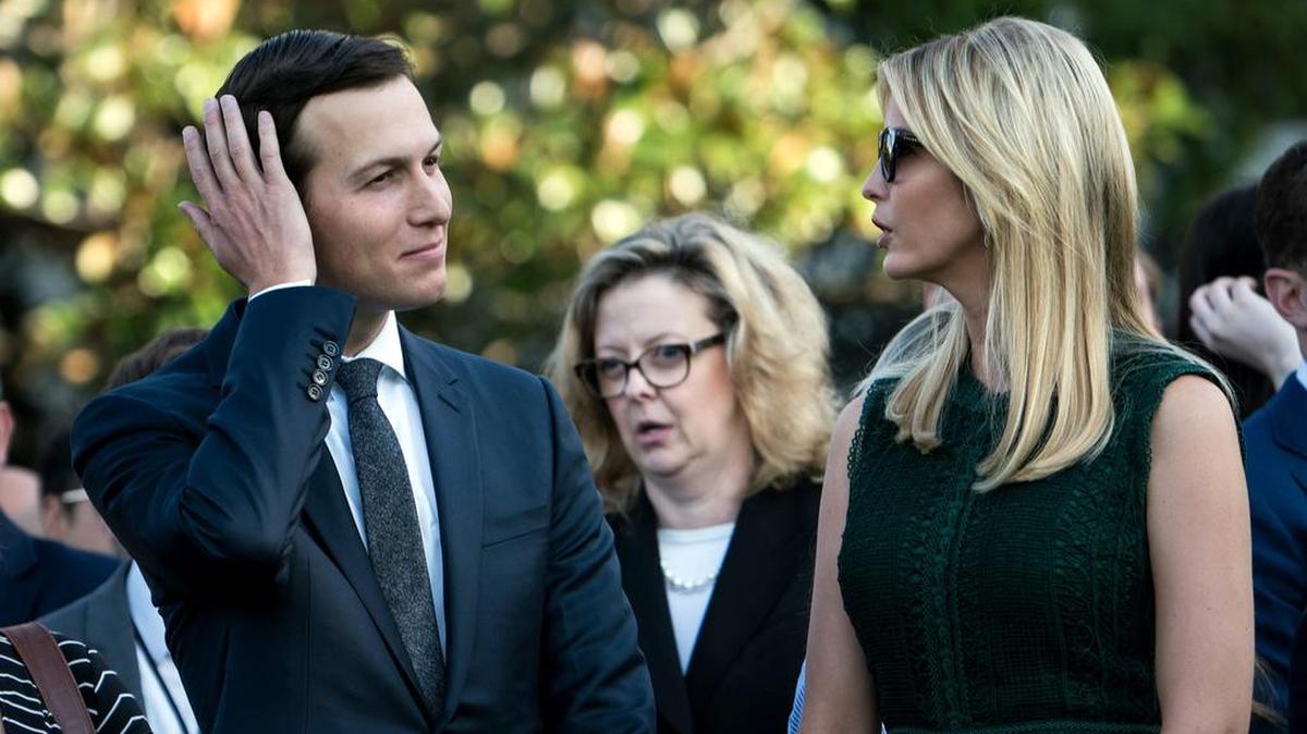 Esta foto del archivo tomada el 11 de septiembre de 2017 demuestra a Jared Kushner y a suesposa Ivanka Trump en el césped del sur de la Casa Blanca durante un servicio conmemorativo para los ataques terroristas en Washington, DC.