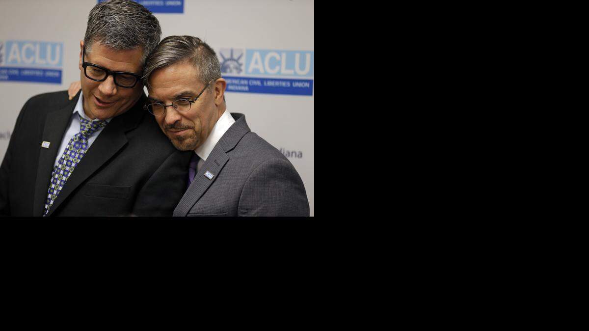 
Rob MacPherson, derecha, y su esposo Steven Stolen, se abrazan durante una conferencia de prensa en ACLU en Indianapolis el lunes 6 de octubre.
