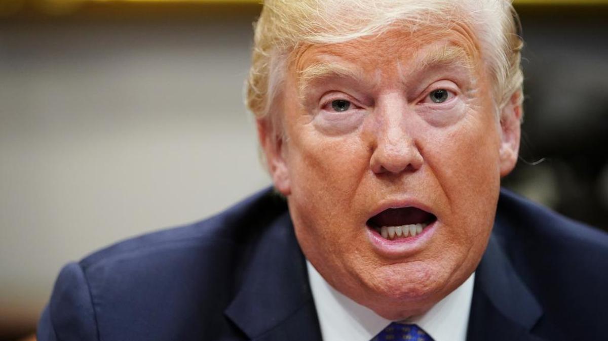 En esta foto de archivo tomada el 23 de agosto de 2018, el presidente de EEUU, Donald Trump, habla durante una mesa redonda sobre la Ley de Modernización de la Revisión del Riesgo de Inversión Extranjera en la Sala Roosevelt de la Casa Blanca.