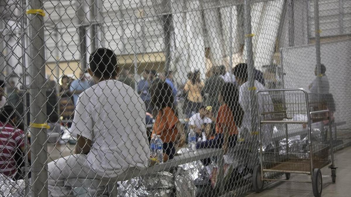 Inmigrantes y sus hijos detenidos en un centro de la Agencia de Aduanas y Fronteras de EEUU (U.S. Customs and Border Protection), el 17 de junio en McAllen, Texas.