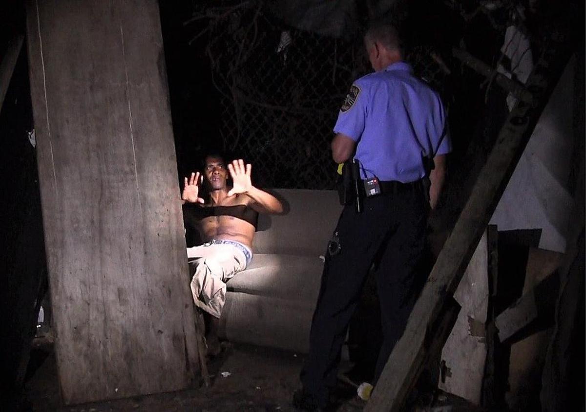 El oficial de policía de Puerto Rico Heriberto Soto habla con un residente en San Juan el miércoles 18 de octubre de 2017, después de que el huracán María azotara la isla.
