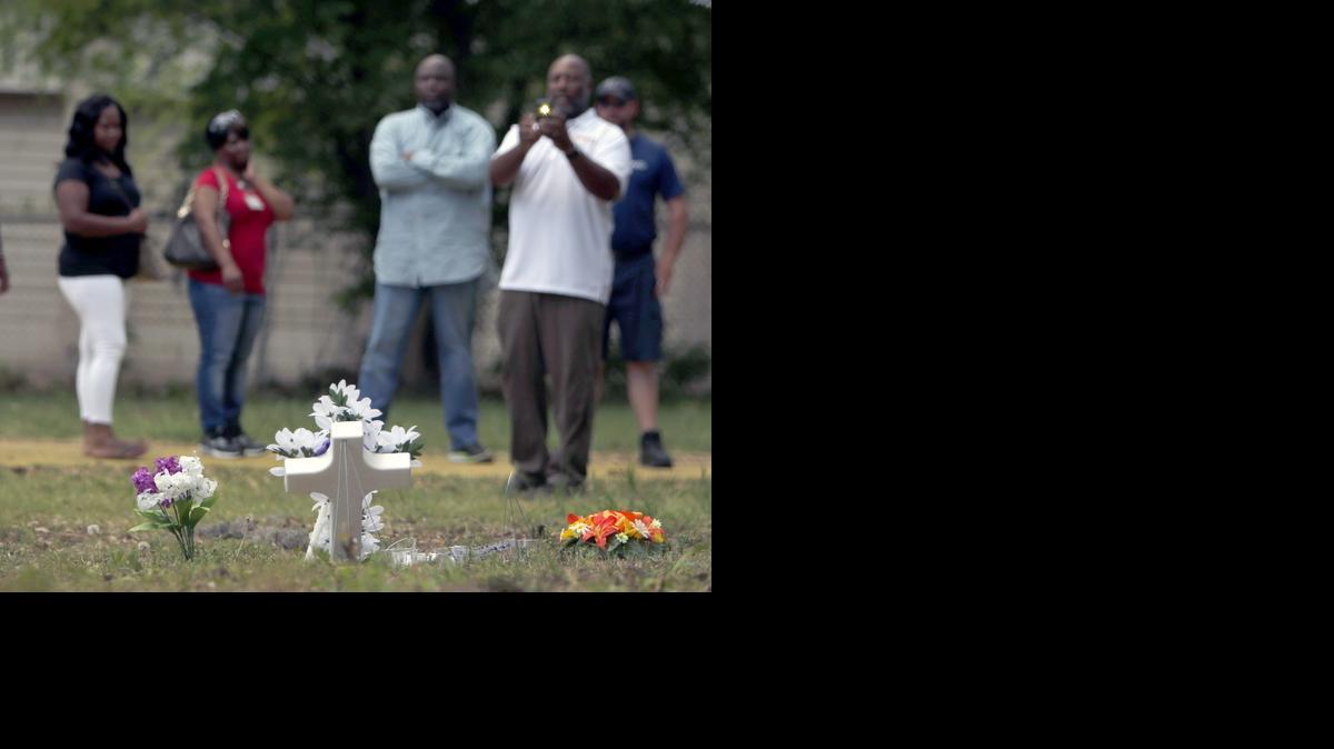 
Un grupo de personas se reúne el miércoles en el sitio donde Walter L. Scott, de 50 años, recibió supuestamente ocho disparos por la espalda a manos de un policía en North Charleston (Carolina del Sur). 


