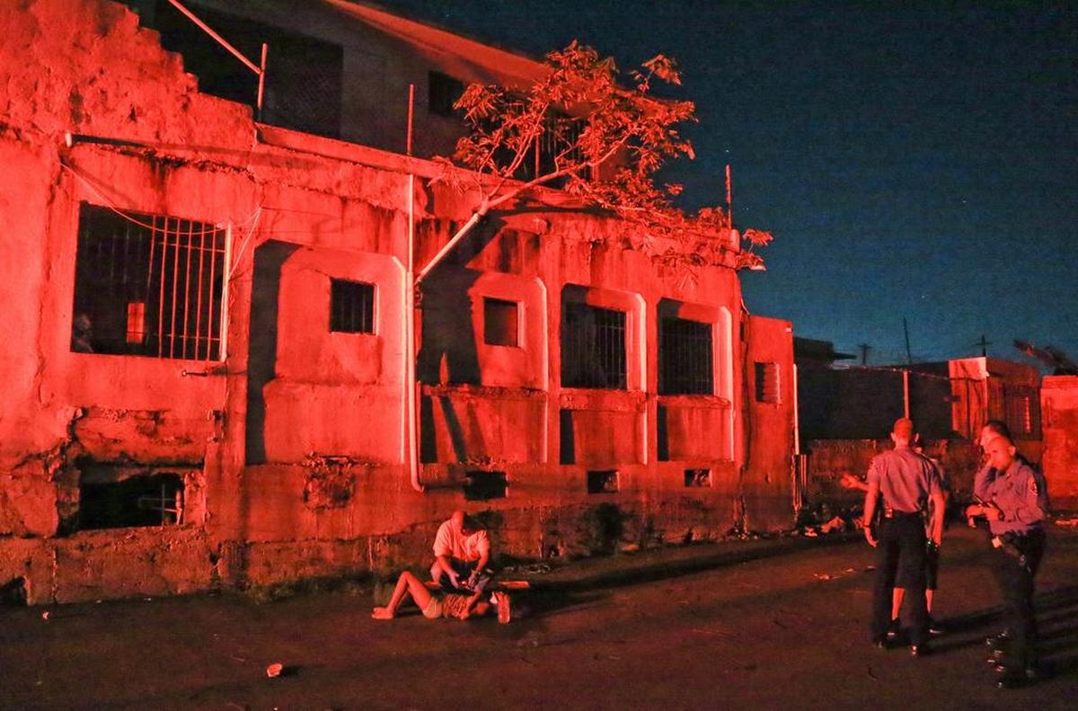 La policía de Puerto Rico responde a una emergencia de que una mujer se cayó de un techo en San Juan el miércoles 18 de octubre de 2017.