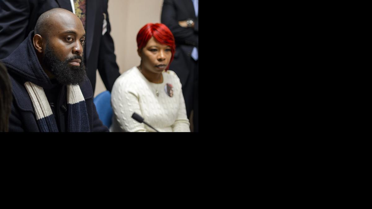 
Los padres de Michael Brown anunciaron el jueves que demandarán al policía blanco, Darren Wilson, que mató a tiros a su hijo en Ferguson, Missouri.
