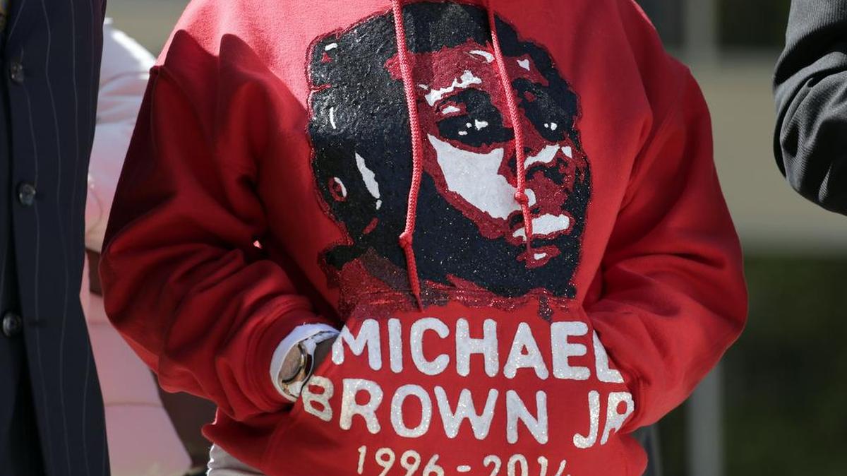 Foto del 23 de abril de 2015, Lesley McSpadden, la madre de Michael Brown, lleva una sudadera recordando a su hijo durante una conferencia de prensa en Clayton.