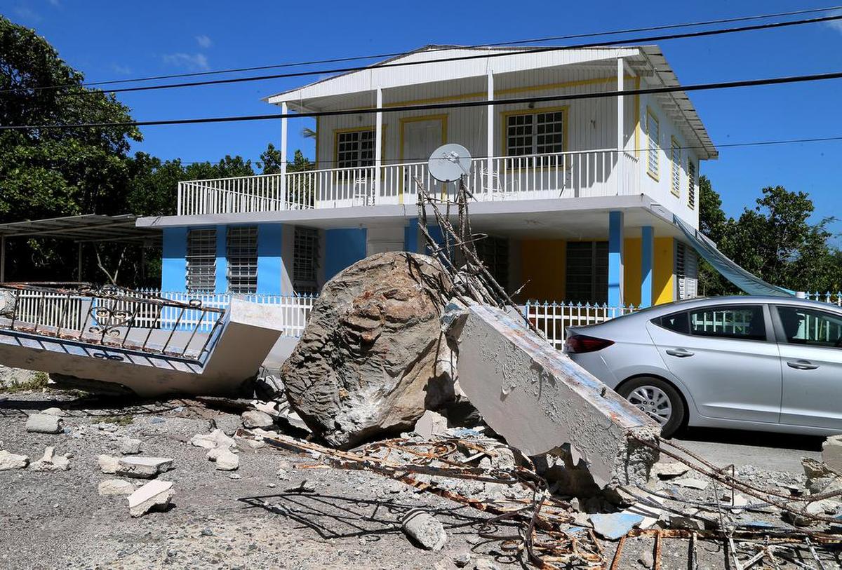 Varios pedruscos que llegaron rodando desde una montaña hasta varias casas, en Abras, un vecindario de Guánica, Puerto Rico, afectado por varios terremotos en el sur de la isla..