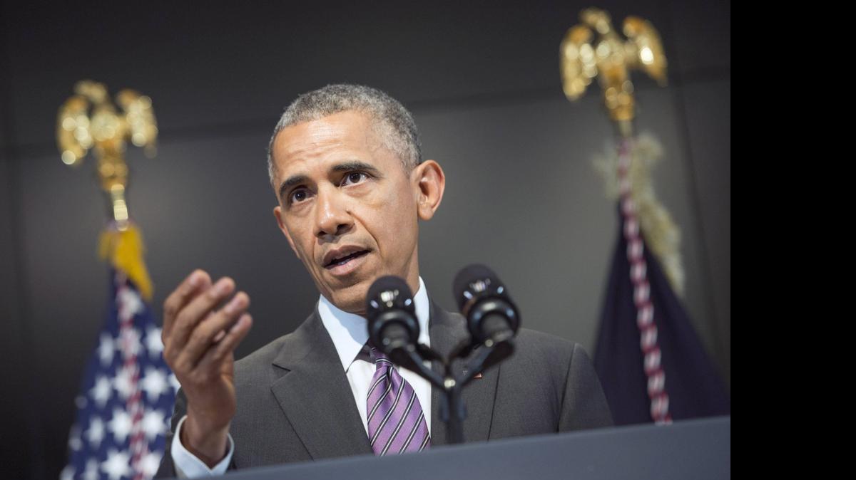 <cutline_leadin>Un día</cutline_leadin> después de revelar que EEUU mató a dos rehenes occidentales en una operación fallida contra la red Al-Qaida, el presidente Obama reunió a personal de inteligencia para rendir homenaje a su trabajo y patriotismo.