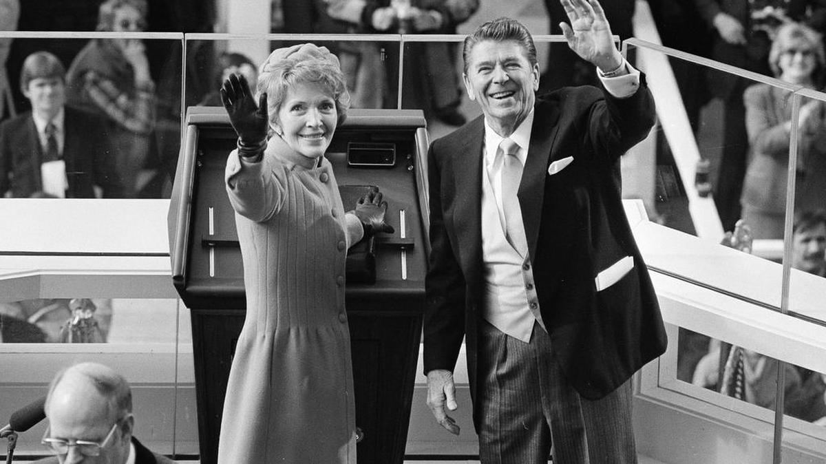El presidente Ronald Reagan y la primera dama Nancy Reagan saludan tras la ceremonia de juramentación el 20 de enero de 1981.