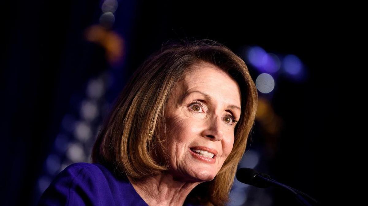 La líder de la minoría de la Cámara de Representantes, Nancy Pelosi habla durante una fiesta de la noche de la mitad de las elecciones organizada por el Comité de Campaña del Congreso Demócrata el 6 de noviembre de 2018 en Washington, DC.