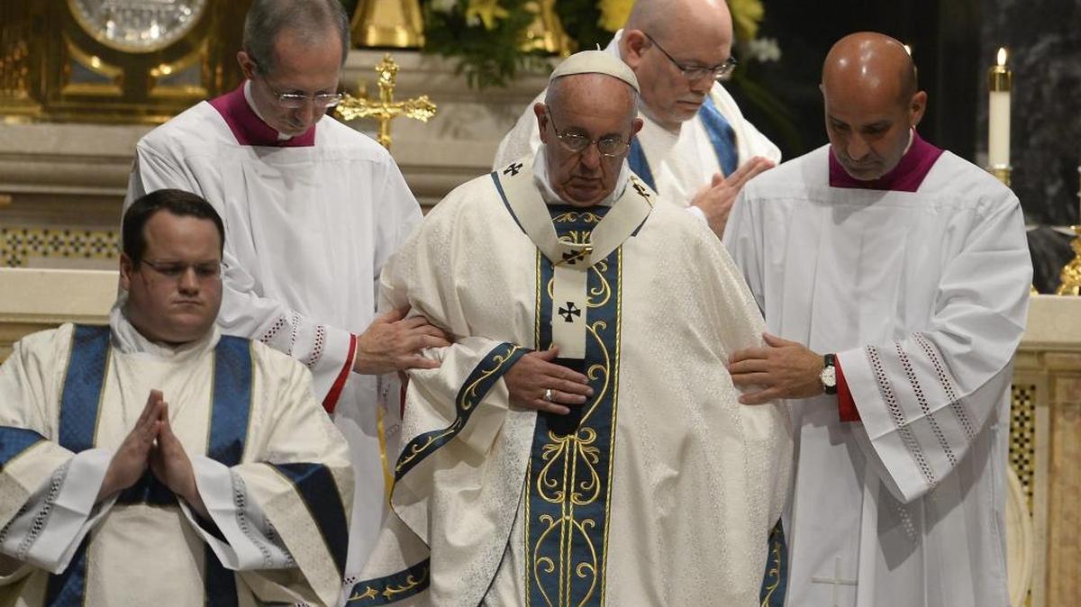 
El papa Francisco preside una misa en la Catedral de San Pedro y San Pablo en Filadelfia el 26 de septiembre de 2015.
