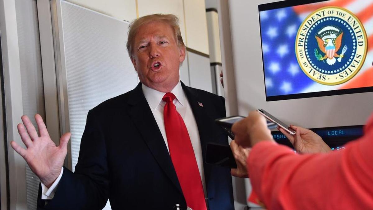 El presidente de Estados Unidos, Donald Trump, habla a la prensa a bordo del Air Force One el 7 de septiembre de 2018, mientras viaja a Fargo, Dakota del Norte, para hablar en un Comité Conjunto de Recaudación de Fondos.
