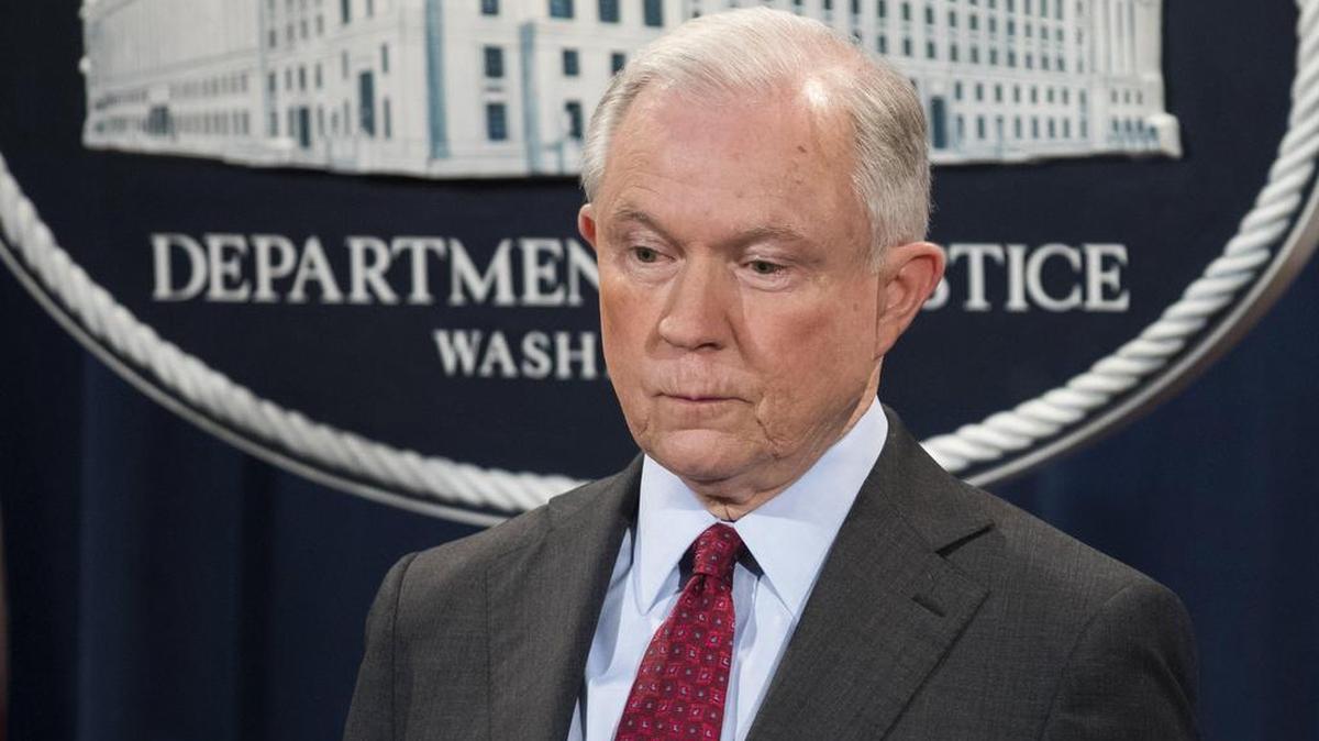 El fiscal general, Jeff Sessions (c); el fiscal general adjunto estadounidense, Rod Rosenstein, y el director del FBI en funciones, Andrew McCabe (ambos no en la imagen), ofrecen una rueda de prensa sobre una acción internacional contra el delito cibernético en el Departamento de Justicia de Washington (Estados Unidos) el 20 de julio de 2017.