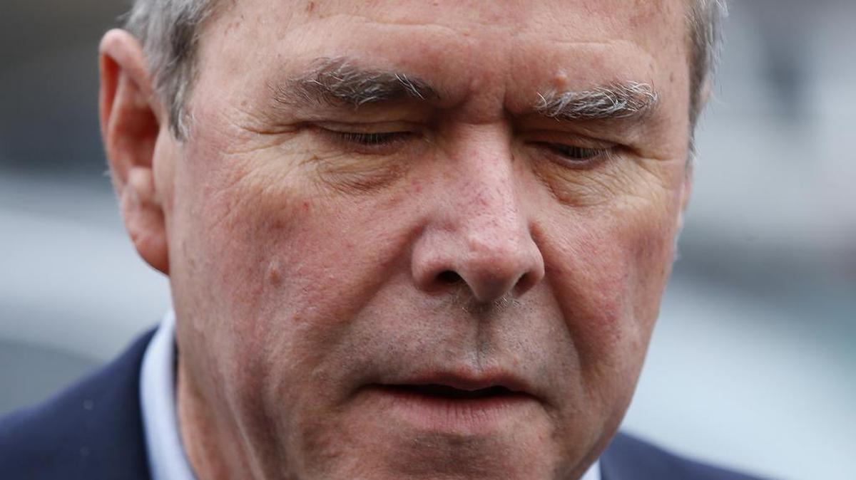 El candidato presidencial republicano Jeb Bush anunció este sábado que retira su candidatura a la presidencia de Estados Unidos.