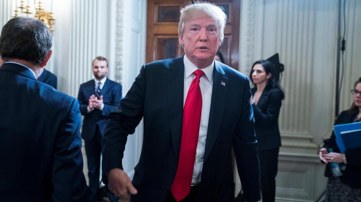 El presidente estadounidense, Donald J. Trump, llega para participa en una reunión para prevenir tiroteos con diferentes gobernadores en la Casa Blanca, Washington D.C (Estados Unidos) el 26 de febrero de 2018.