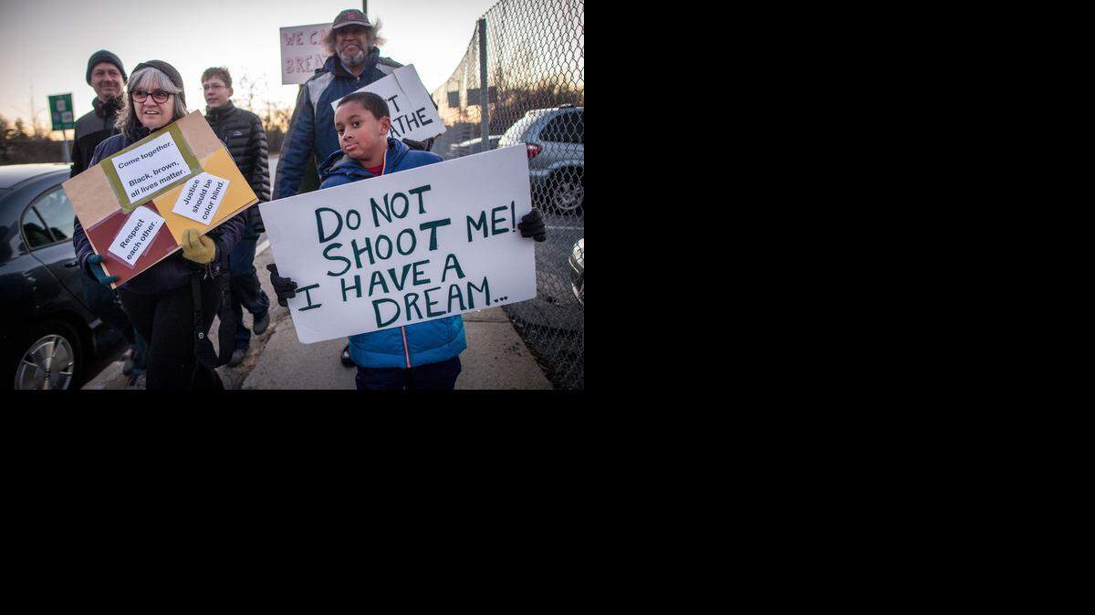 
Joseph Washington, de 8 años, muestra un cartel que dice “No me dispares, yo tengo un sueño” durante una manifestación en en Newton, Massachusetts.


