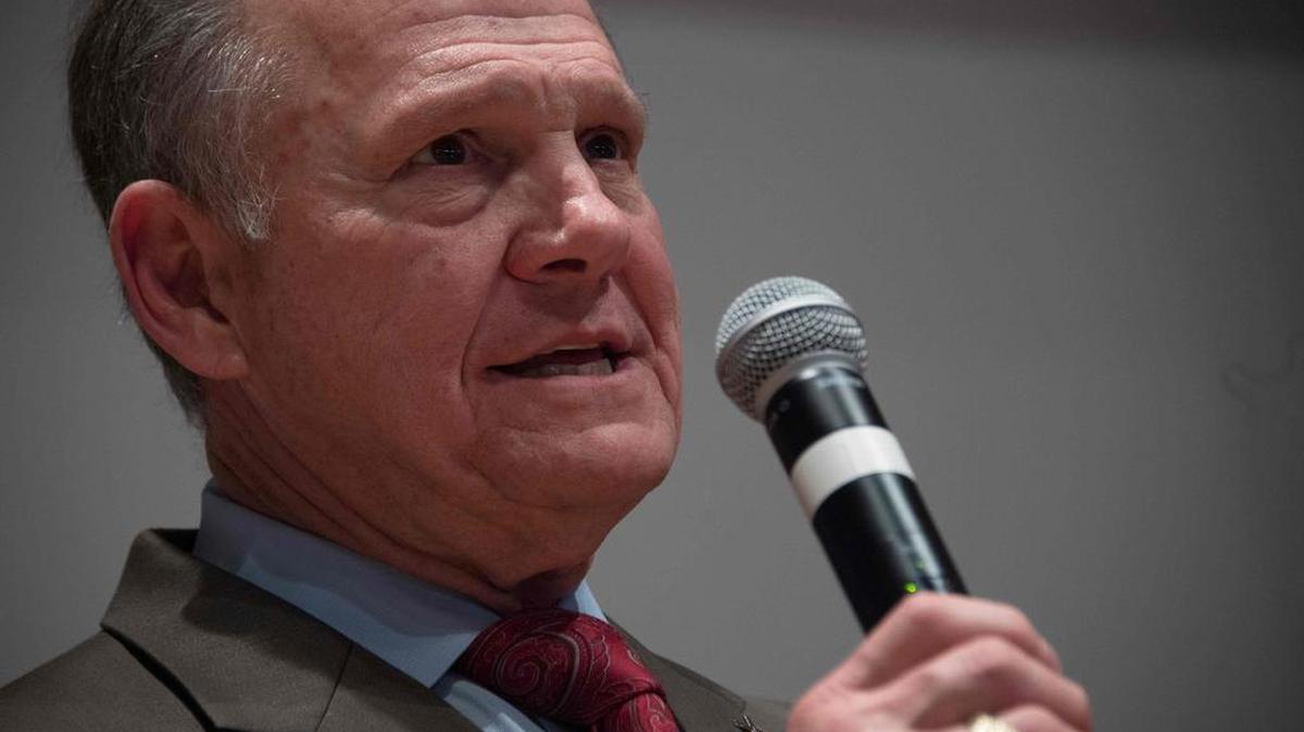El candidato senatorial republicano Roy Moore se dirige a sus partidarios en Montgomery, Alabama, el 12 de diciembre de 2017.