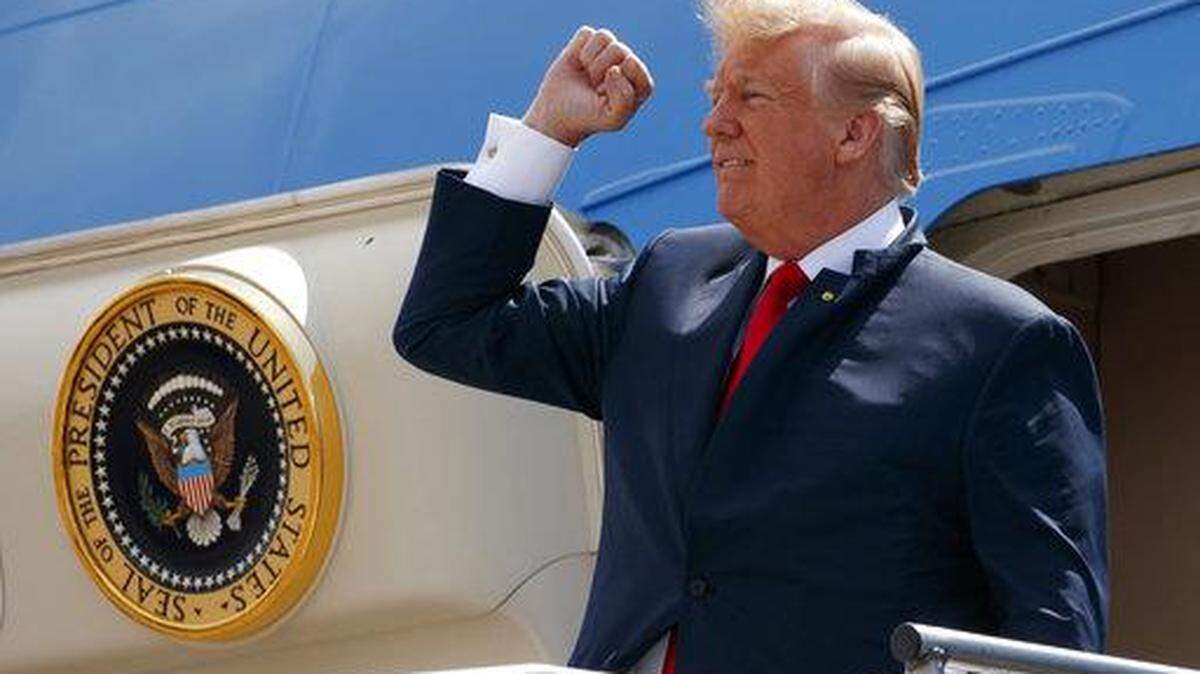 Archivo: Donald Trump levanta su puño al salir del avión presidencial a su arribo a Houston el 31 de mayo del 2018.