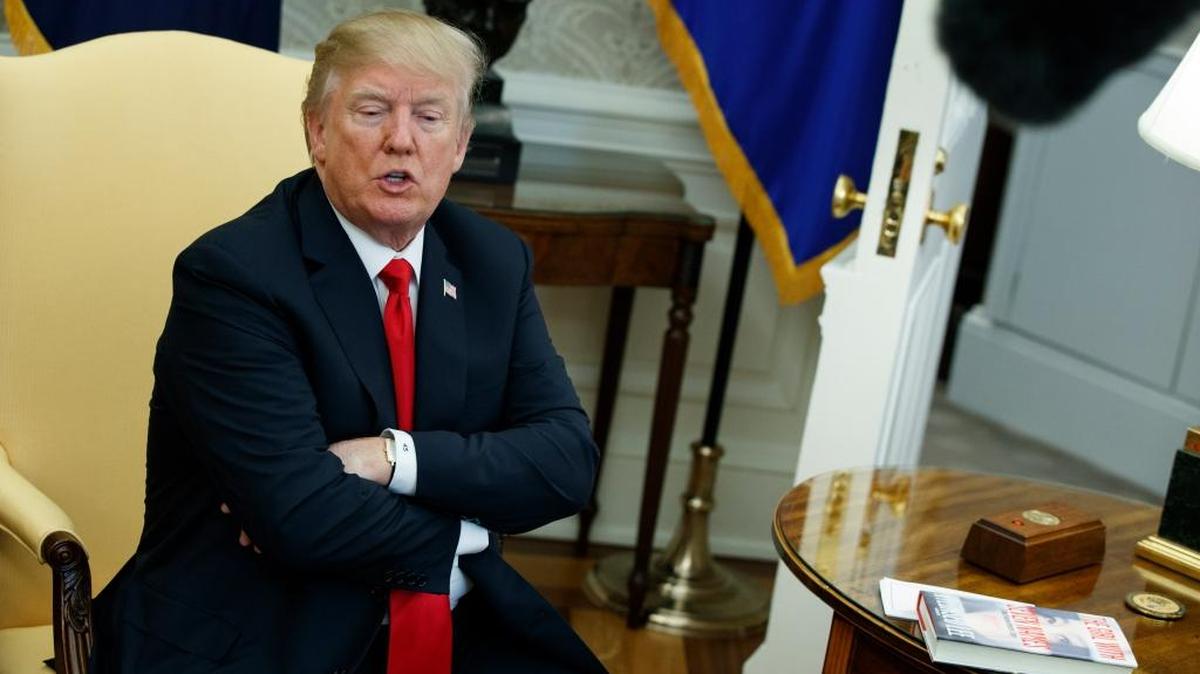 El presidente Donald Trump habla con los reporteros tras una reunión con desertores norcoreanos el 2 de febrero en el Salón Oval de la Casa Blanca.