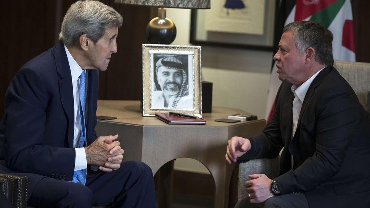 John Kerry (izq.), se reunió a puerta cerrada y por separado, con el presidente palestino, Mahmud Abbas, y el rey Abdalá II (der.), en su visita del sábado a Jordania.