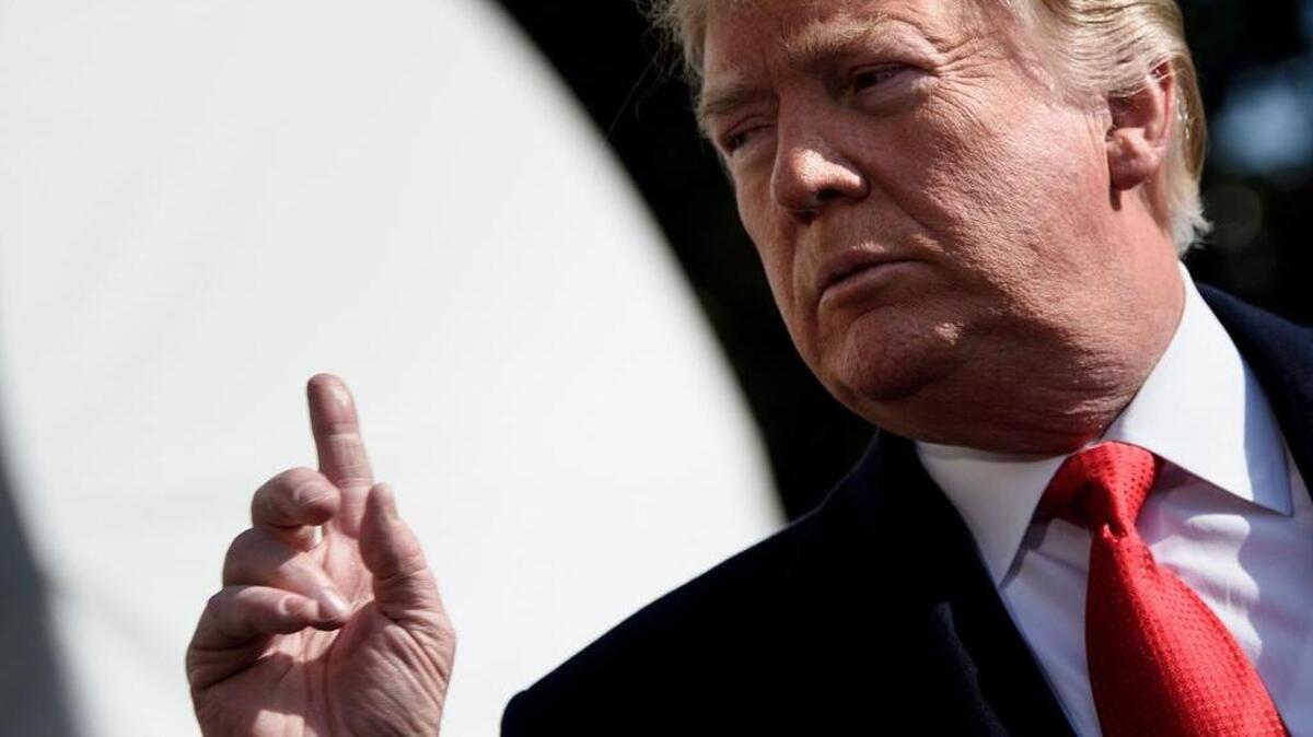 El presidente de los Estados Unidos, Donald Trump, habla con los reporteros antes de caminar hacia Marine One en South Lawn de la Casa Blanca, el 29 de noviembre de 2018 en Washington, DC.