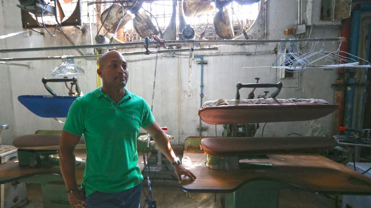 Richard Dávila, propietario de Martinizing Dry Cleaning en Humacao, no puede costearse un generador para echar a andar el negocio.