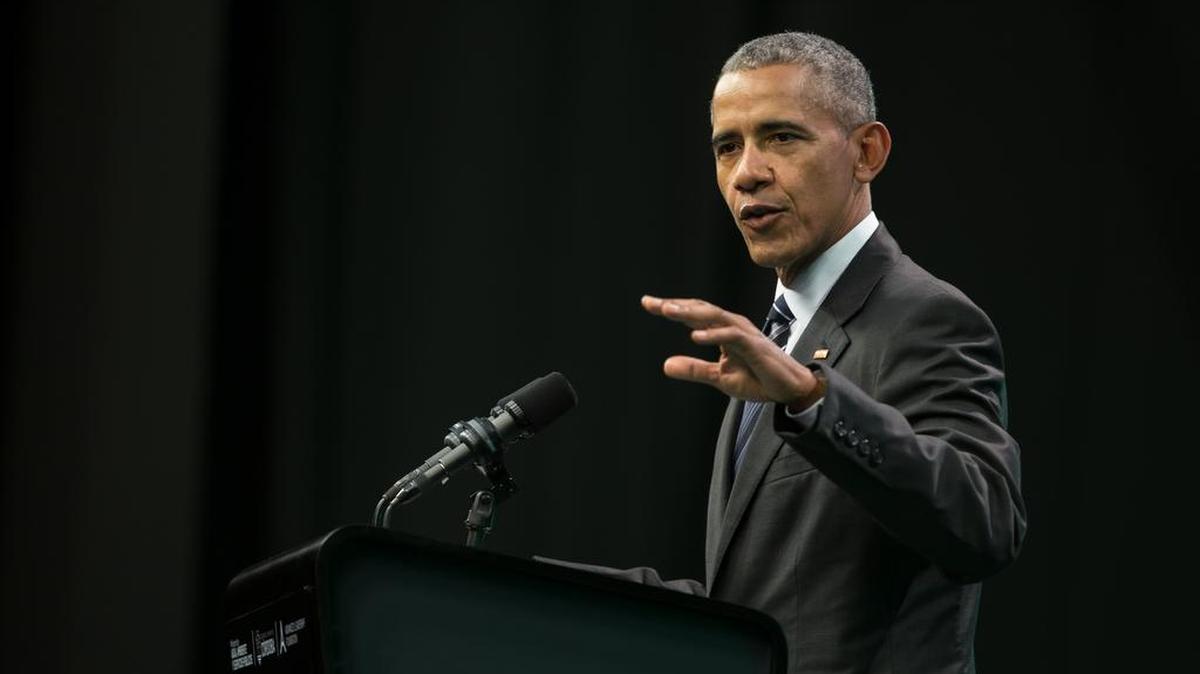 Esta foto de archivo tomada el 6 de octubre de 2017 muestra al ex presidente de Estados Unidos, Barack Obama, pronunciando un discurso durante la Cumbre de Economía Verde 2017 en la provincia de Córdoba a unos 740 kilómetros al noroeste de Buenos Aires.