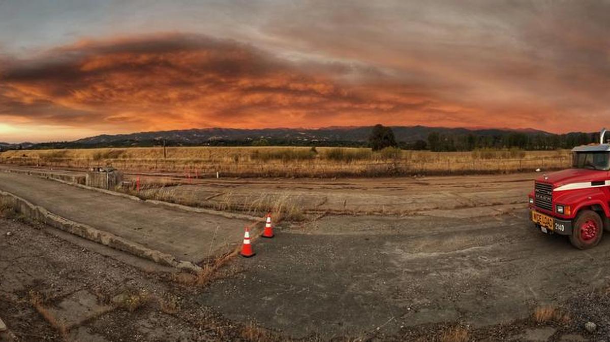 Las llamas deboran la zona de Mendocino en Willows, California, EEUU, ayer 6 de agosto de 2018. Un incendio forestal originado el pasado 27 de julio en la zona de Mendocino se convirtió hoy en el más grave en la historia de California (EE.UU.), tras haber arrasado 114.850 hectáreas de terreno.