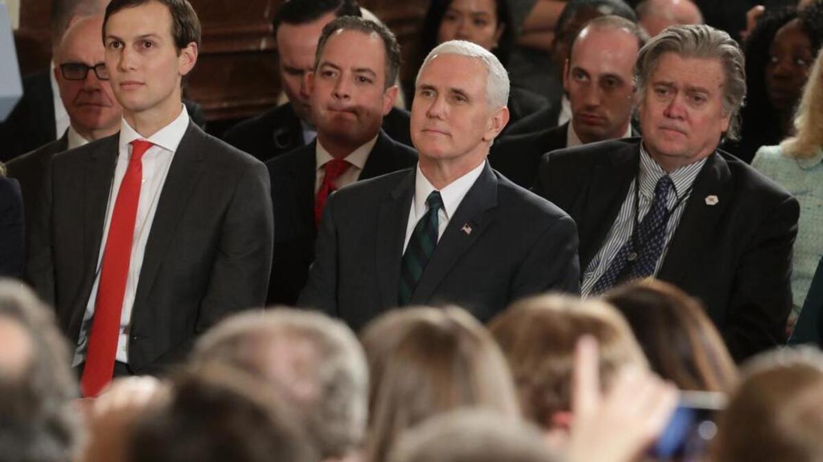 De izquierda a derecha, el asesor Jared Kushner, el vicepresidente Mike Pence y el estratega de la Casa Blanca Steve Bannon, durante una conferencia de prensa el 17 de marzo del 2017 en Washington D.C.