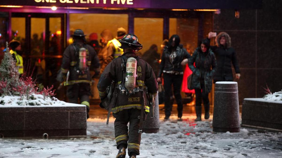 Las autoridades respondieron a un incendio en el John Hancock Center, este Sábado, 21 de noviembre 2015, en Chicago. Las autoridades dicen que un incendio que se desató a mitad de camino hasta el edificio, uno de los rascacielos más altos de Chicago, se ha puesto.