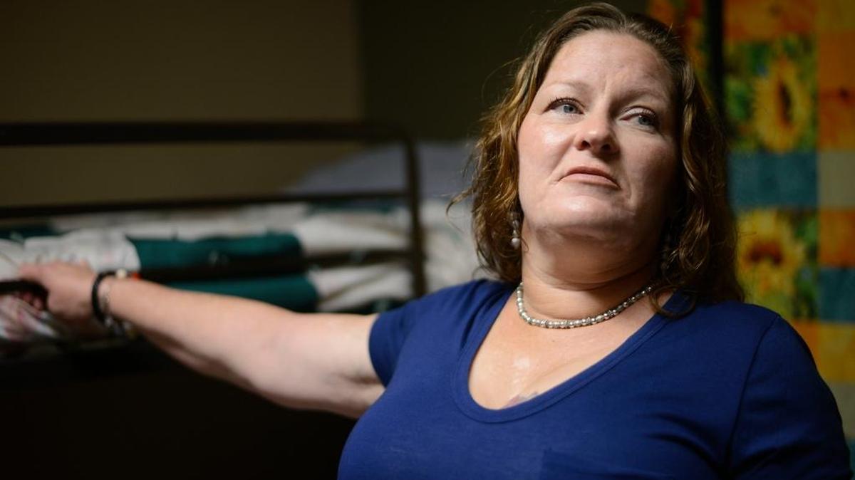 Susan Contreras, en un refugio para víctimas de violencia doméstica en Phoenix, padece de dolores de cabeza y pérdida de memoria a consecuencia de los golpes que le daba en la cabeza una ex pareja.