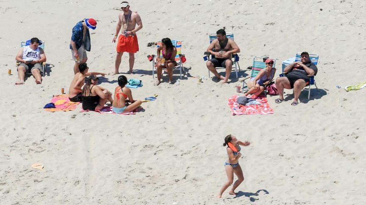 El gobernador del estado de Nueva Jersey, Chris Christie, ha desatado una ola de críticas, hasta de su vicegobernadora, por tomar el sol de forma privada en una playa pública que estaba cerrada por problemas presupuestarios el domingo 2 de julio del 2017.