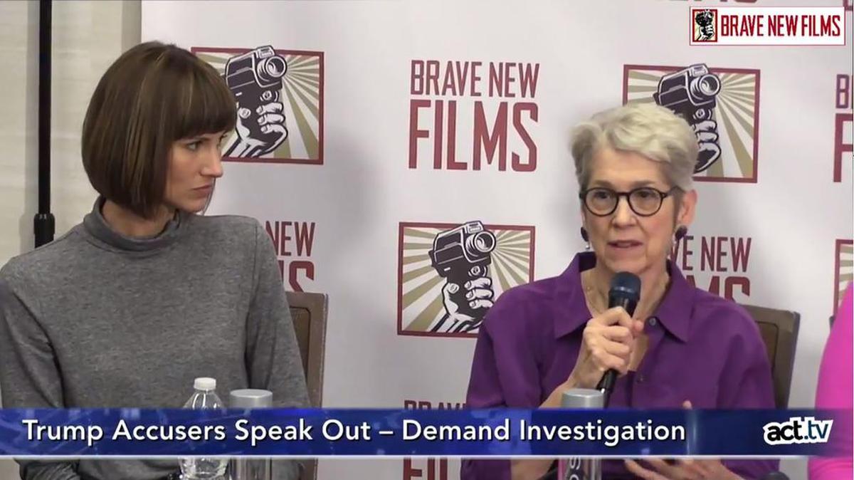 Esta Imagen tomada de video muestra a Rachel Crooks (L) y Jessica Leeds dando una conferencia de prensa en Nueva York el 11 de diciembre de 2017.