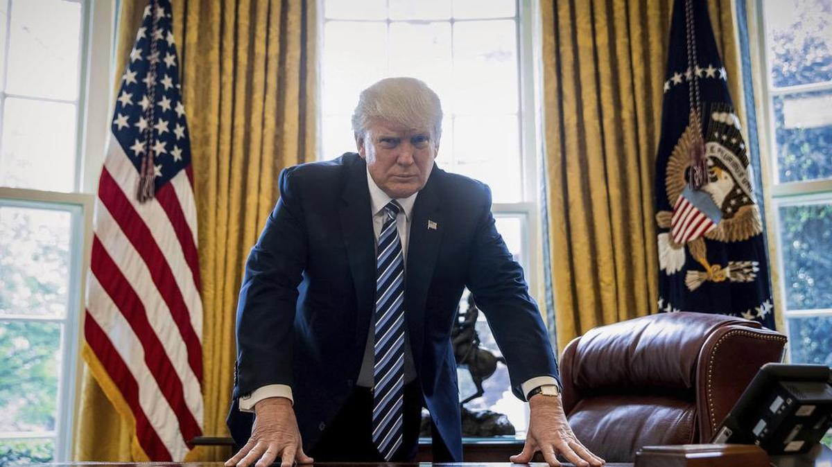 El president Donald Trump posa para una fotografía en el Despacho Oval en Washington DC el viernes 21 de abril de 2017.