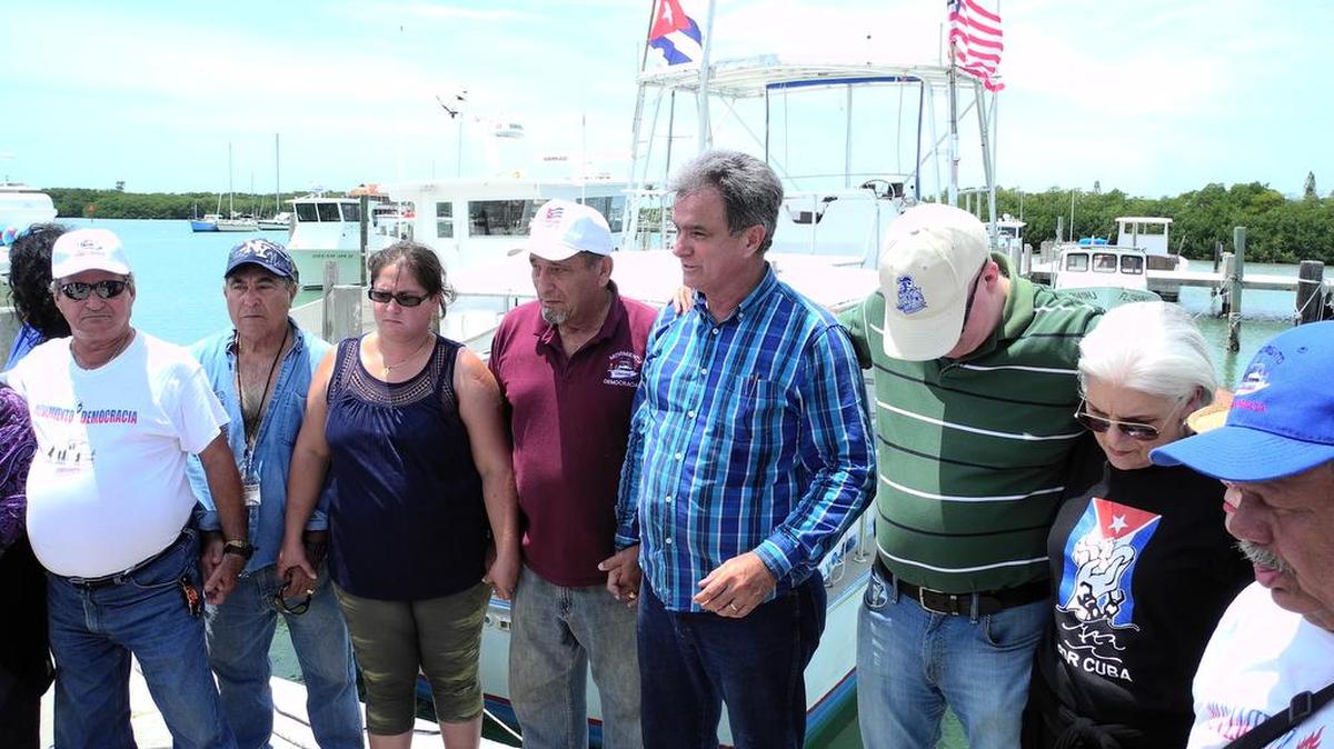 Ramón Saúl Sánchez (centro), líder del Movimiento Democracia, acompaña este sábado a varias personas que participarán en la Flotilla de la Libertad, que lanzará 88 luces de bengala frente a las costas de Cuba esta noche.