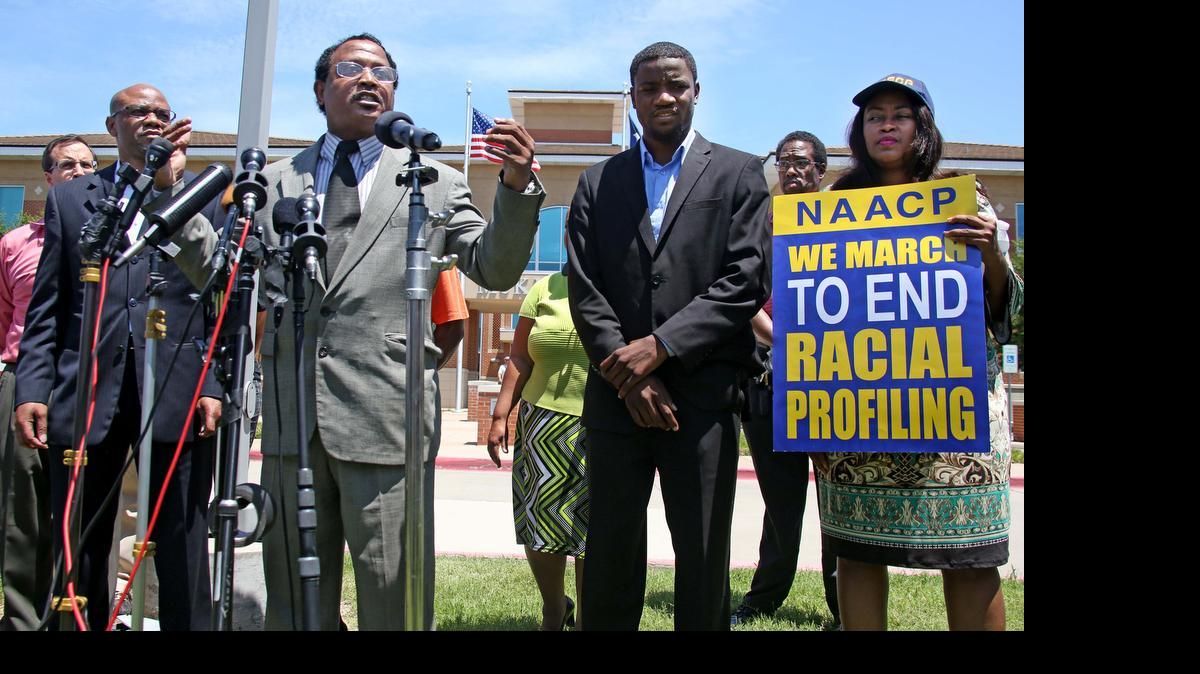 
El pastor Ronald Wright (cent.) habla a la prensa frente al Departamento de Policía de McKinney, Texas, donde un oficial está siendo investigado por posible exceso de fuerza contra adolescentes afroamericanos. 
