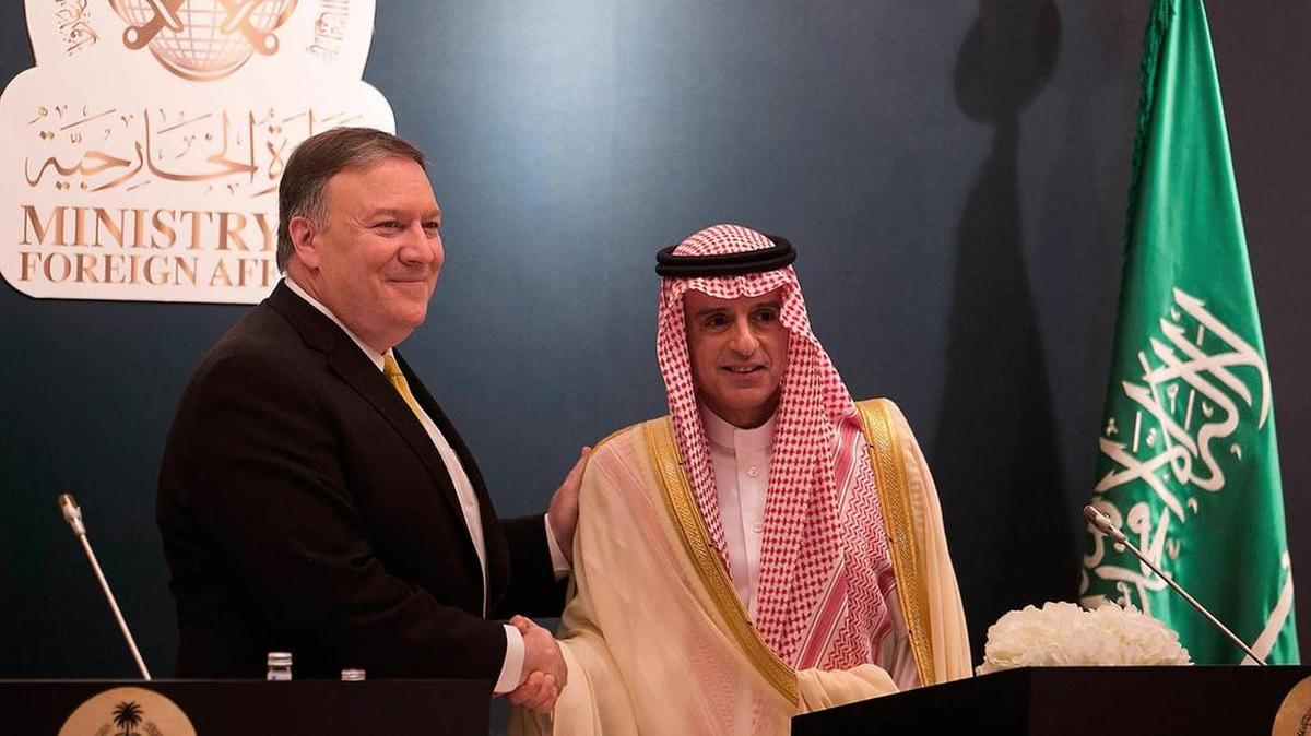 El ministro de Asuntos Exteriores de Arabia Saudita, Adel Al-Jubeir, estrecha la mano del secretario de Estado de EEUU, Mike Pompeo, izquierda, durante su conferencia de prensa conjunta en Riyadh.