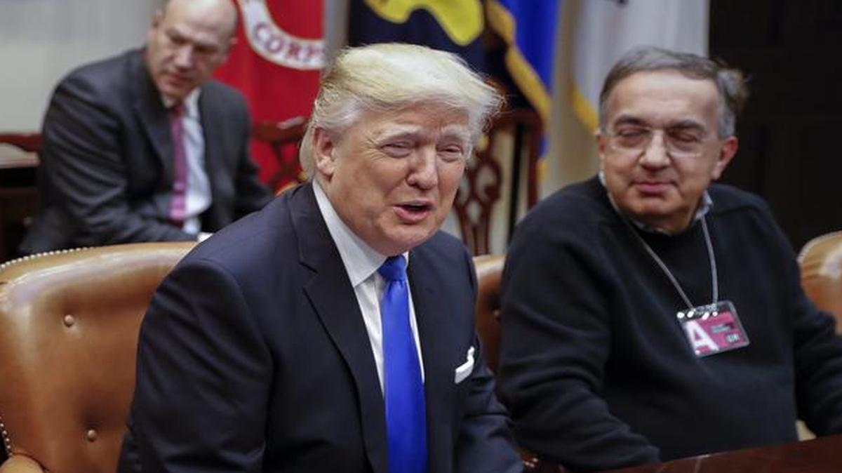 El presidente estadounidense, Donald Trump (2i), se reúne con la directora ejecutiva de General Motors, Mary Barra (i), el director ejecutivo de Fiat Chrysler Automobiles, Sergio Marchionne (2d), en la Sala Roosevelt de la Casa Blanca en Washington, Estados Unidos, el 24 de enero de 2017.