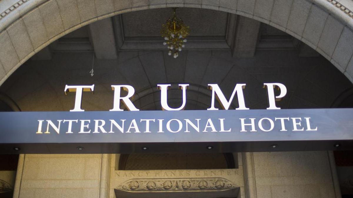 El Trump International Hotel en el downtown de Washington D.C., en donde el chef español José Andrés tenía pensado abrir un restaurante hasta que Donald Trump acusara a la mayoría de los inmigrantes mexicanos de ser violadores y criminales.