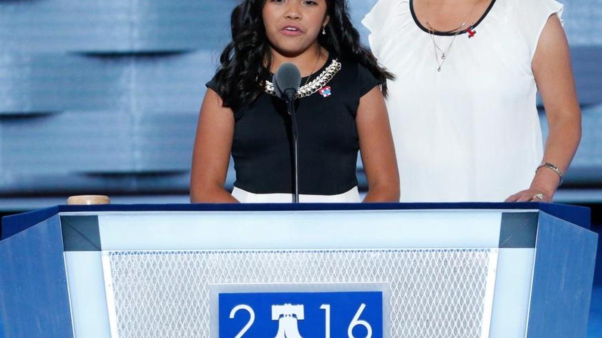 Karla Ortiz , ciudadana estadounidense y su madre, Francisca Ortiz quien es indocumentada, hablan durante la primera jornada de la Convención Nacional Demócrata 2016 este 25 de julio de 2016, en el Wells Fargo Center de Filadelfia, Pensilvania.