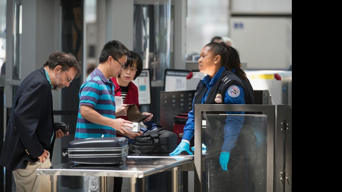 
Una inspección del Departamento de Seguridad Interna identificó “vulnerabilidades específicas” en los procedimientos de control de la Agencia de Seguridad del Transporte (TSA), que permitieron introducir objetos prohibidos en zonas protegidas de los aeropuertos.
